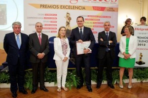 Ana Pastor entrega a Peugeot España el Premio Excelencia al mejor proyecto.