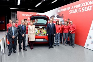 LOS EMPLEADOS DE SEAT COLABORAN CON CRUZ ROJA PARA AYUDAR A LAS FAMILIAS MÁS NECESITADAS EN UNA CAMPAÑA SOLIDARIA. SEAT.