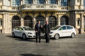 El vicepresidente de Relaciones Gubernamentales e Institucionales de SEAT, Ramón Paredes, entrega las llaves del e-Altea XL al presidente del Port de Barcelona, Sixte Cambra. SEAT.