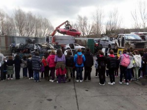 Los escolares miran como los elementos inutilizables (llamado en argot ‘chapajo’) acaban convirtiéndose, tras todo un proceso de prensado, en un cubo compacto formado por piezas metálicas, plásticos y otros materiales, que se reciclan en otras plantas especializadas. ‘Autodesballestaments La Gleva’.