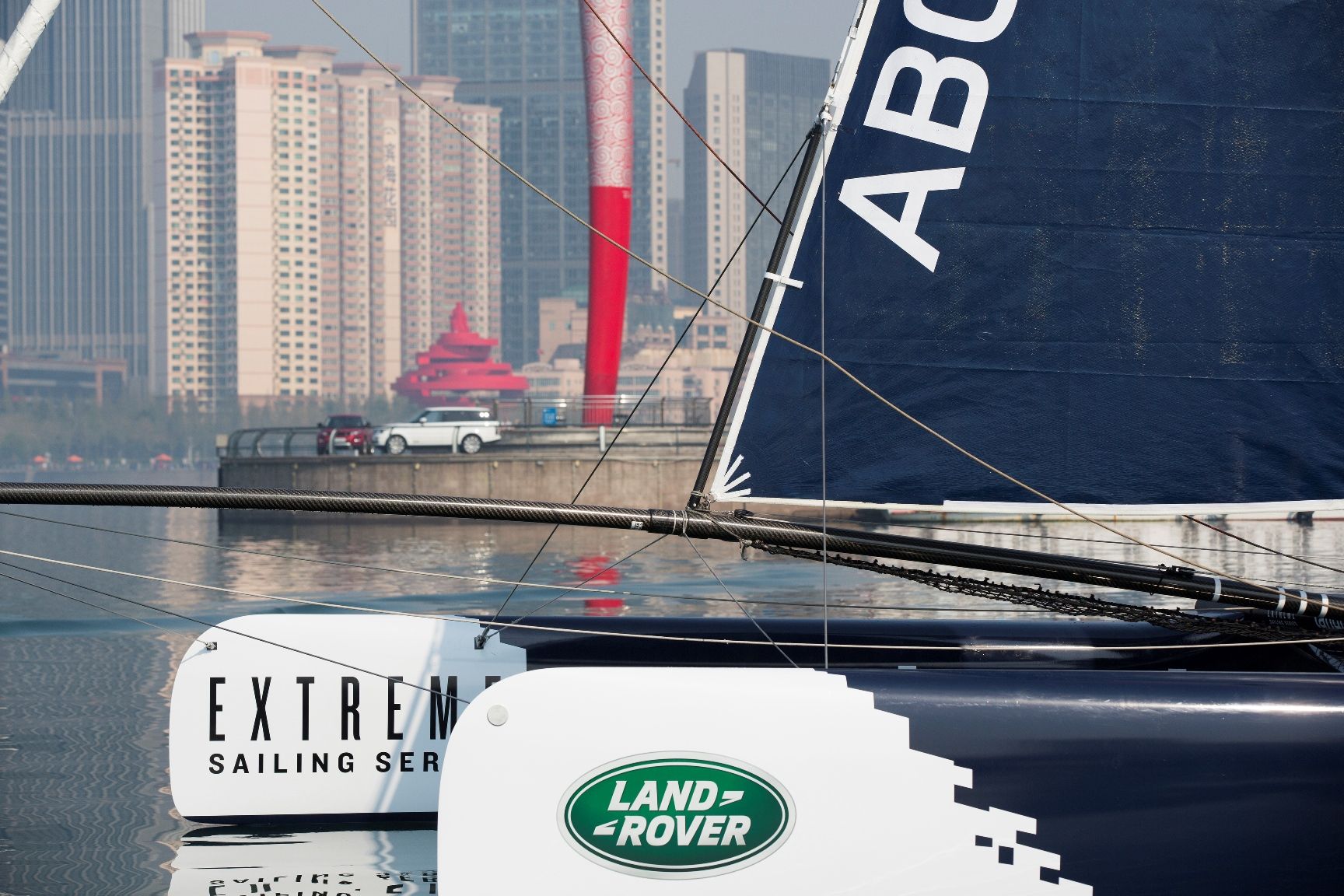 LAND ROVER BOTÓ SU CATAMARÁN EXTREME 40 EN QINGDAO (CHINA).