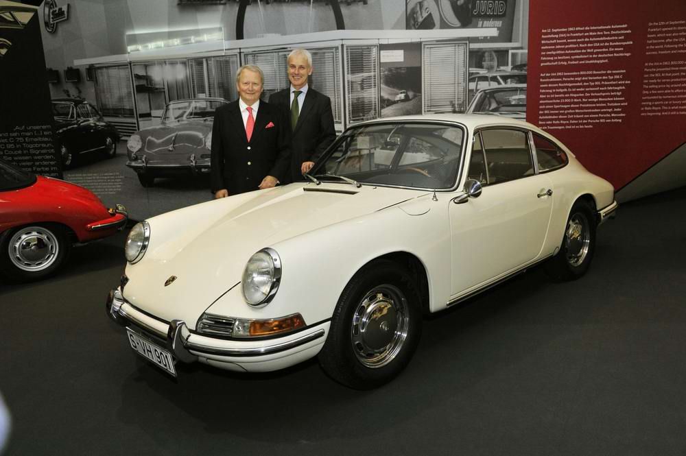 Wolfgang Porsche, Presidente del Consejo de Supervisión de Porsche AG, y Matthias Müller, Presidente del Consejo de Dirección de Porsche AG, inauguraron ayer la exposición aniversario "50 Años del 911".