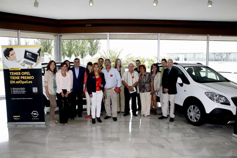 Opel ha hecho entrega de un Opel Mokka a cada una de las dos ganadoras del sorteo efectuado entre los participantes en la promoción de lanzamiento del programa miOpel.es.