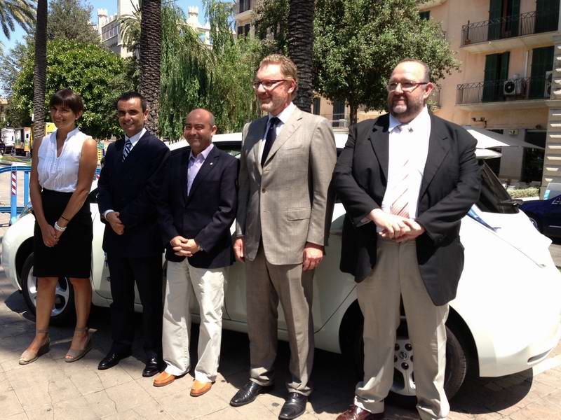 De izda a Dcha: Pilar Cortés, D.G. de Coordinación, Joaquin García, Consejero de Economía y Competitividad, Antonio Gómez, Vicepresidente y Consejero de Presidencia, Raoul Picello, Consejero D.G. Nissan Iberia, S.A., Jaime Ochogavía, D.G. Industria y Energía.