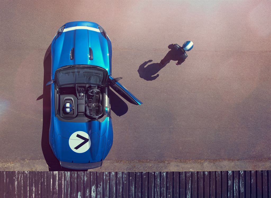 Con el motor de gasolina Jaguar V8 de 5,0 litros sobrealimentado en versión de 550 CV y 680 Nm, el Project 7 alcanzaría las 96 km/h en 4,1 segundos con una velocidad punta de 300 km/h.