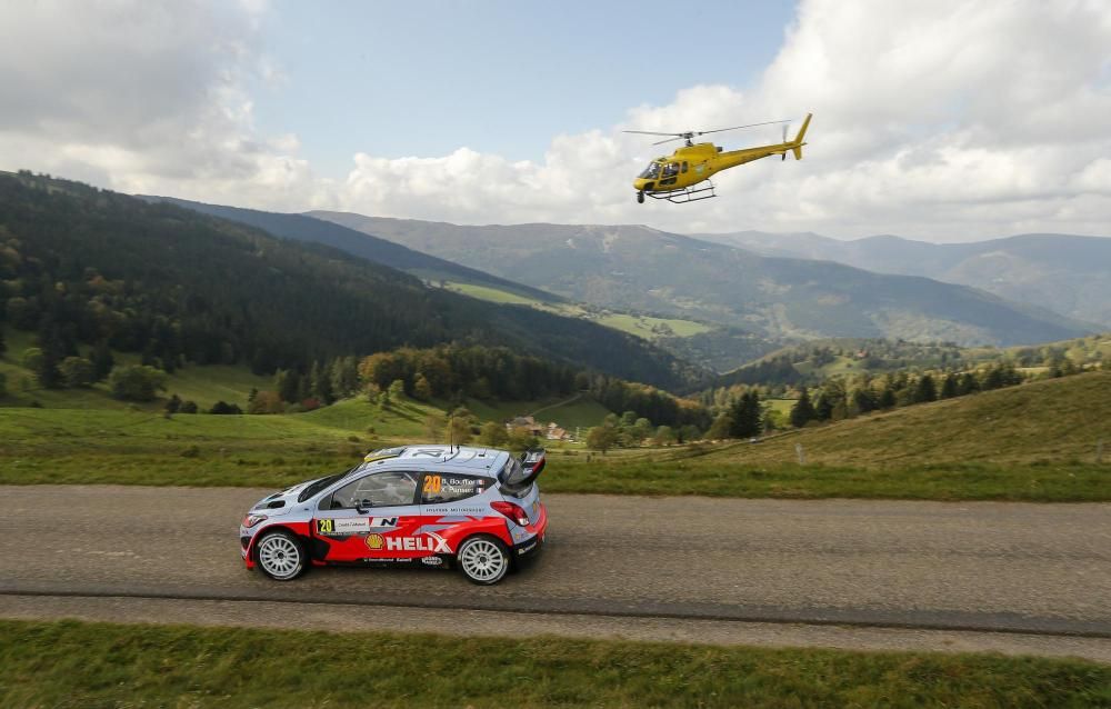 Car Shell Rall HYUNDAI SHELL WORLD RALLY TEAM METE TRES COCHES EN LA META EN FRANCIA