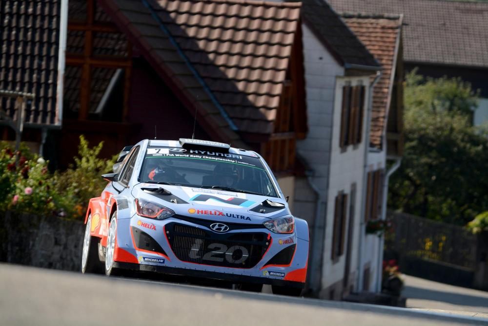 HYUNDAI SHELL WORLD RALLY TEAM METE TRES COCHES EN LA META EN FRANCIA