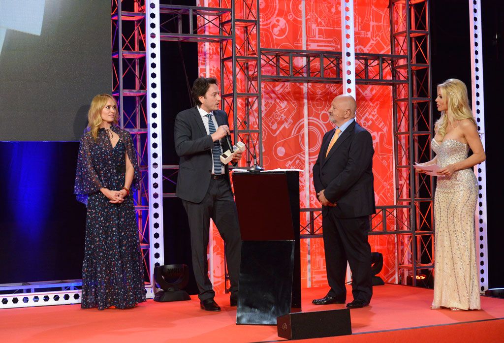 MOPAR RECIBE EL PREMIO A LA MEJOR GESTIÓN COMERCIAL EN LA GALA XX ANIVERSARIO DE MQC MOPAR