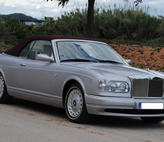 ROLLS-ROYCE CORNICHE (2001): EL OCASO DE UN MITO ROLLS-ROYCE CORNICHE CONVERTIBLE (2001)
