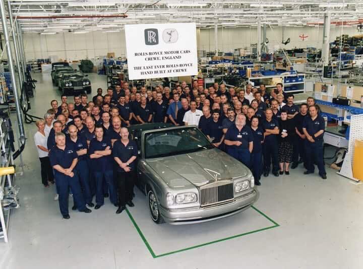 EL ÚLTIMO ROLLS-ROYCE FABRICADO EN CREWE FUE UN CORNICHE DE LA Vª SERIE