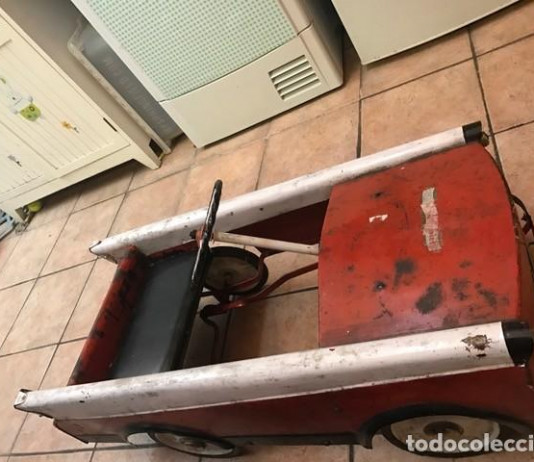 SE VENDEN COCHES A ESCALA Y DE PEDALES PROCEDENTES DE COLECCIÓN