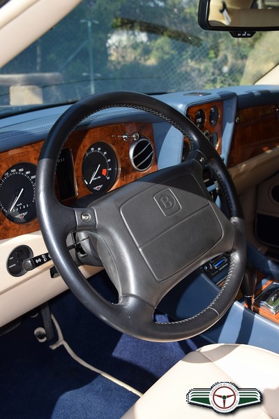 EL VOLANTE DEL CONTINENTAL R YA INCLUYE UN AIRBAG Y UN SISTEMA DE ELEVACIÓN AUTOMÁTICO QUE FACILITA EL ACCESO AL VEHÍCULO