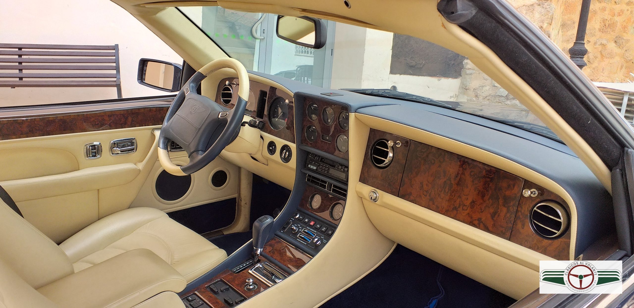 EL PUESTO DE MANDO DEL AZURE ES REALMENTE OPULENTO POR SU PRESENTACIÓN Y LA CALIDAD DE LOS MATERIALES EMPLEADOS