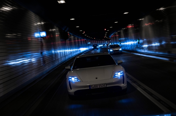 PARA TODOS LOS MODELOS DE PORSCHE DE CUATRO Y CINCO PUERTAS HAY DISPONIBLES EN OPCIÓN UNOS INGENIOSOS CRISTALES CON AISLAMIENTO TÉRMICO Y ACÚSTICO.