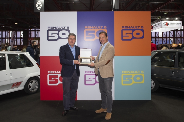 CLASSICMADRID QUISO CELEBRAR EL ANIVERSARIO CON RENAULT ENTREGANDO A LA MARCA UNA PLACA CONMEMORATIVA QUE FUE RECOGIDA POR EL DIRECTOR GENERAL DE RENAULT Y ALPINE EN IBERIA, SÉBASTIEN GUIGUES CLASSICMADRID QUISO CELEBRAR EL ANIVERSARIO CON RENAULT ENTREGANDO A LA MARCA UNA PLACA CONMEMORATIVA QUE FUE RECOGIDA POR EL DIRECTOR GENERAL DE RENAULT Y ALPINE EN IBERIA, SÉBASTIEN GUIGUES