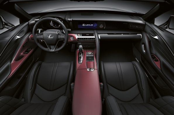 EL GRAN INTERIOR NEGRO/ROJO OSCURO REFLEJA LA HISTORIA VOLCÁNICO DEL LEXUS LC HOKKAIDO EDITION EL GRAN INTERIOR NEGRO/ROJO OSCURO REFLEJA LA HISTORIA VOLCÁNICO DEL LEXUS LC HOKKAIDO EDITION