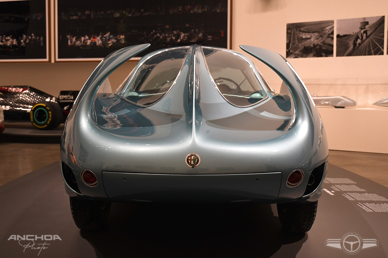 LOS AUTOMÓVILES SE EXPONEN JUNTO A OBRAS DEL MOVIMIENTO FUTURISTA 