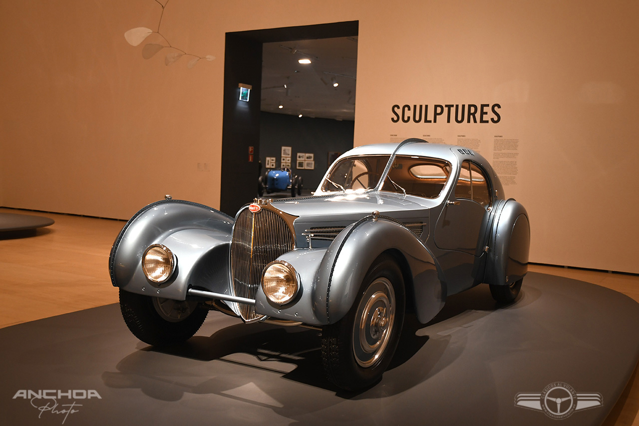 BUGATTI TYPE 57SC ATLANTIC (1936), PRESTADO POR MERLE & PETER MULLIN, MELANI Y ROB WALTON Y EL MULLIN AUTOMOTIVE MUSEUM FOUNDATION