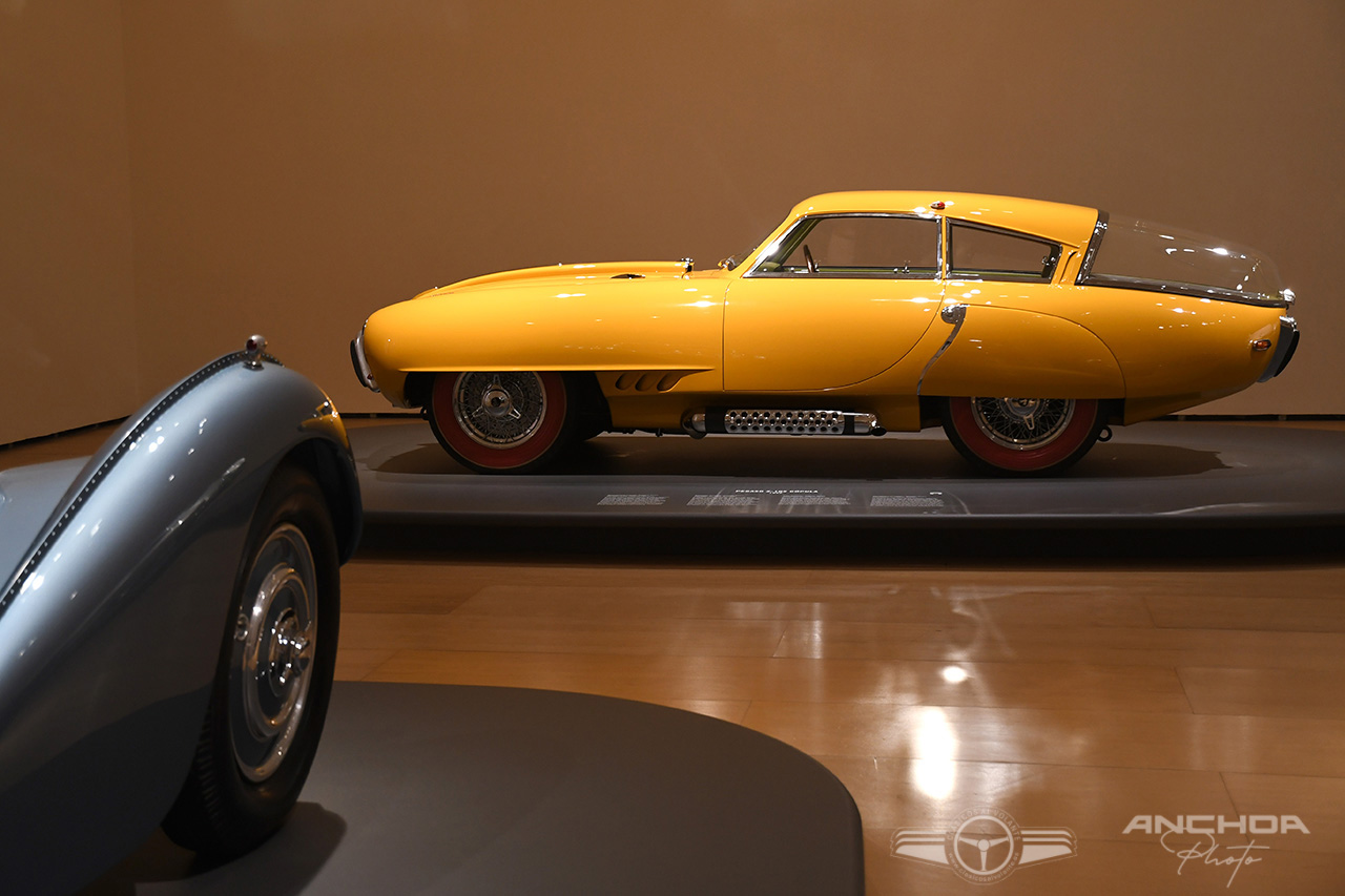 OTRA ANALOGÍA ENTRE ESTE TRABAJO Y EL DEL ESTUDIO DE ARTISTA SE REFLEJA EN LAS CARROCERÍAS DE ESTOS AUTOMÓVILES