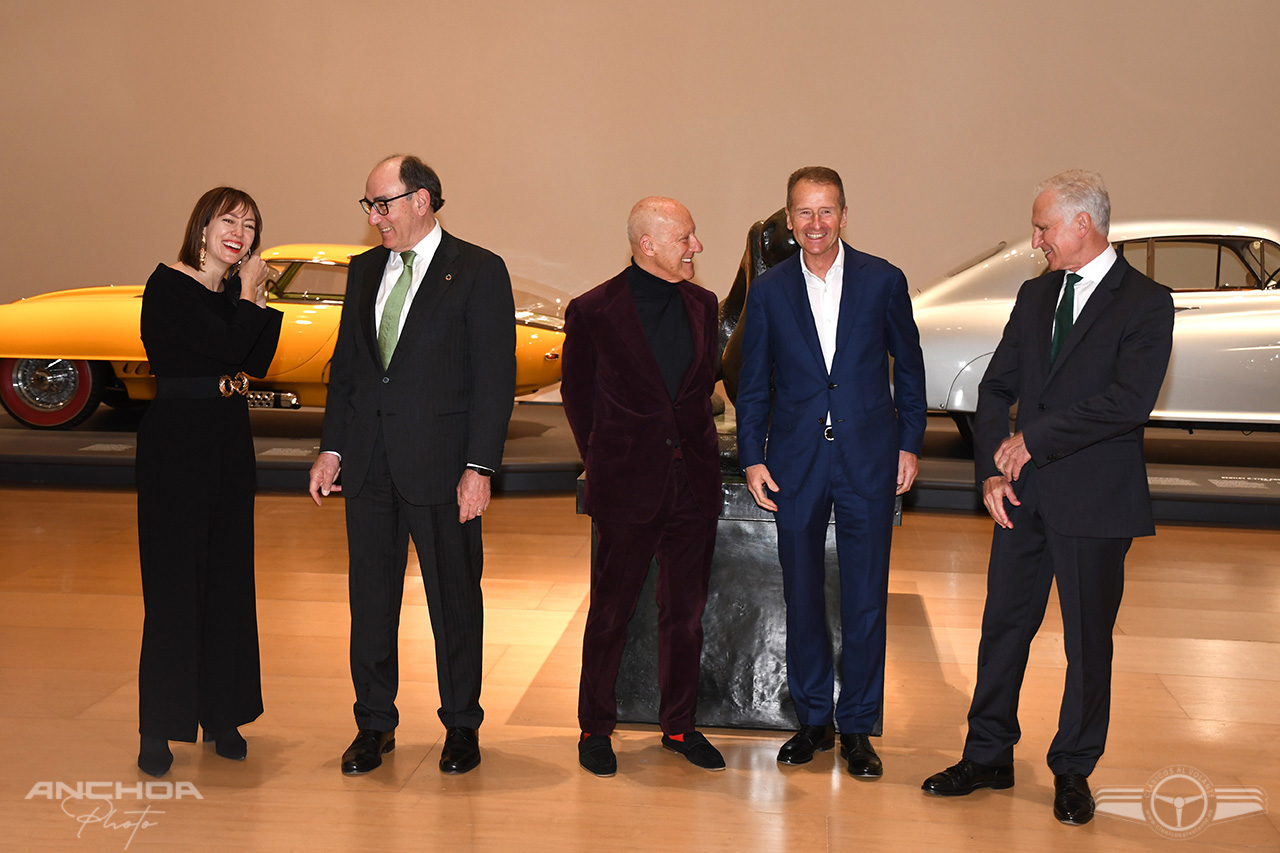 NORMAN FOSTER JUNTO CON LEKHA HILEMAN WAITOLLER Y MANUEL CIRAUQUI, DEL MUSEO GUGGENHEIM BILBAO, Y UN EQUIPO DE LA NORMAN FOSTER FOUNDATION Y SUS COLABORADORES