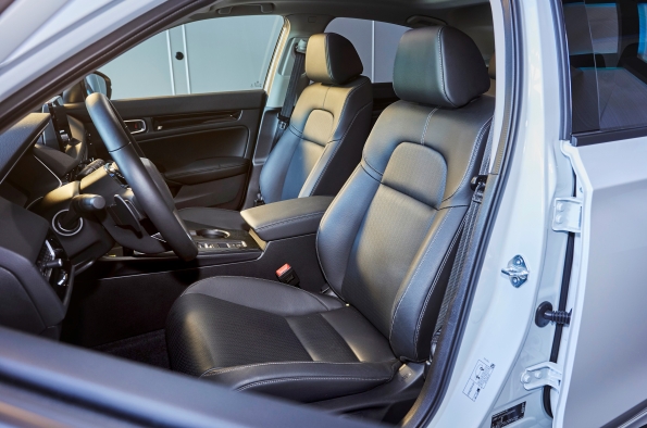 EL INTERIOR DEL CIVIC E:HEV SE HA MEJORADO CON NUEVOS MATERIALES DE GRAN CALIDAD Y CON UN TACTO EXQUISITO EL INTERIOR DEL CIVIC E:HEV SE HA MEJORADO CON NUEVOS MATERIALES DE GRAN CALIDAD Y CON UN TACTO EXQUISITO