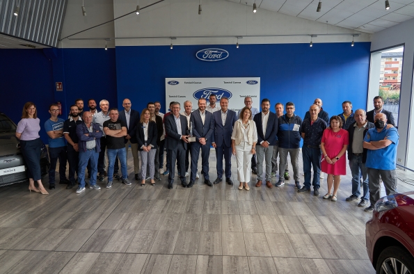 EL EQUIPO DEL CONCESIONARIO DE FORD TOMÓVIL CUEVAS EL EQUIPO DEL CONCESIONARIO DE FORD TOMÓVIL CUEVAS