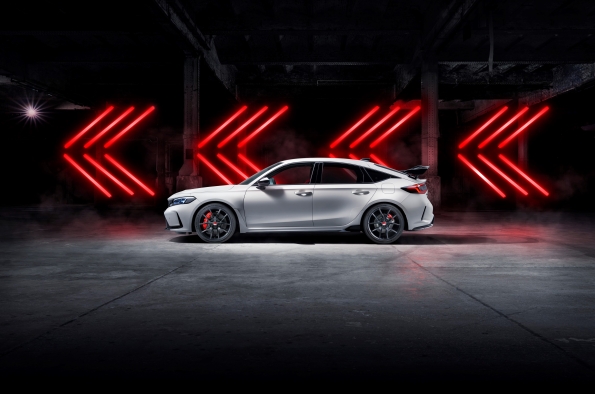 EL DISEÑO DEL NUEVO TYPE R SE BASA EN LA SILUETA ELEGANTE Y DEPORTIVA DEL RECIENTEMENTE PRESENTADO HONDA CIVIC e:HEV. 