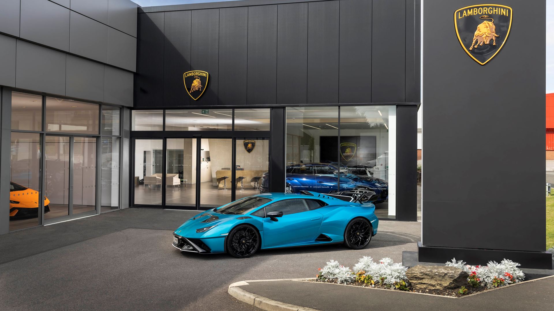 LAMBORGHINI MANCHESTER OFFICIALLY OPENS NEW SHOWROOM