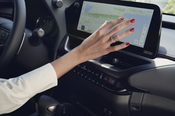 CON UNA PANTALLA TÁCTIL QUE SUSTITUYE AL ANTERIOR REMOTE TOUCH, EL SISTEMA CUENTA CON CONTROLES MÁS INTUITIVOS