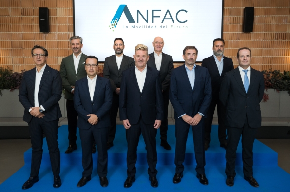 En la imagen (primera fila de izq. a der.: Giovanni Bruno, director general de Volvo Trucks España; Ángel Rodríguez Lagunilla, presidente de Iveco España y Chief Officer Manager IVG; Wayne Griffiths, presidente de ANFAC; José López-Tafall, director general de ANFAC; Stéphane de Creisquer, director general de Man Trucks & Bus España / Segunda fila de izq. a der.: Alberto de Aza, director general de Light Commercial Vehicles de Stellantis España; José Luis Quero, director general de Ford Trucks España; François Bottinelli, consejero delegado de Renault Trucks España; Javier Sánchez, director general de DAF Trucks España)