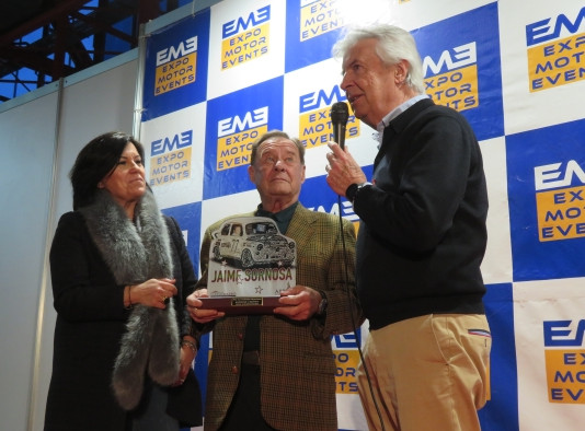 HOMENAJE A JAIME SORNOSA ‘CORRECAMINOS’ DE LA APDM Y CLASSICMADRID JAIME SORNOSA RECIBIÓ UN GALARDÓN DE LA ASOCIACIÓN DE LA PRENSA DEPORTIVA DE MADRID, QUE LE ENTREGARON LYDIA BERMEJO -DIRECTIVA DE LA APDM- Y EMILIO DE VILLOTA