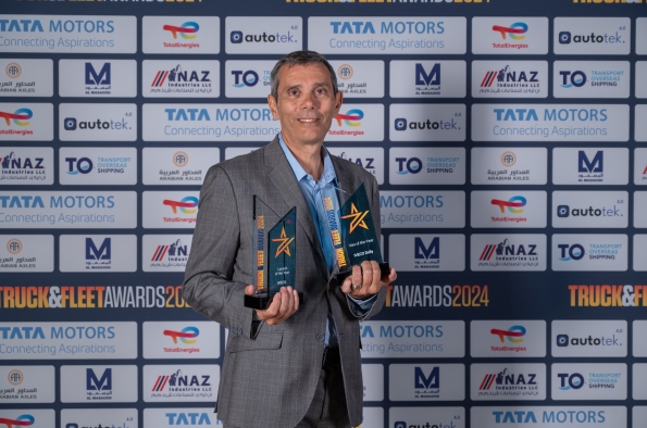MARCO TORTA, EN NOMBRE DE IVECO, RECOGIENDO LOS TROFEOS “LIGHT VAN OF THE YEAR” Y “LANZAMIENTO DEL AÑO”