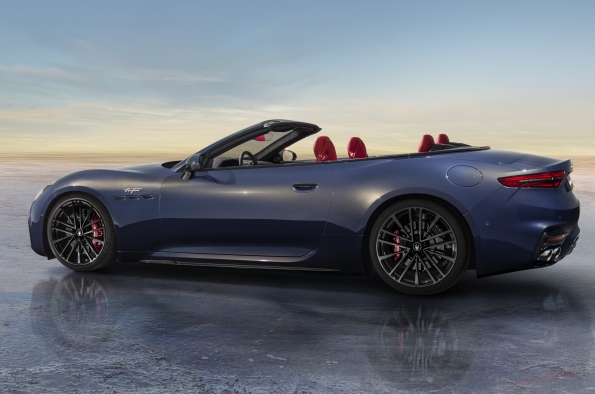 • EL GRANCABRIO ES LA VERSIÓN DESCAPOTABLE, TAN ELEGANTE COMO SU GEMELO COUPÉ, EL GRANTURISMO
