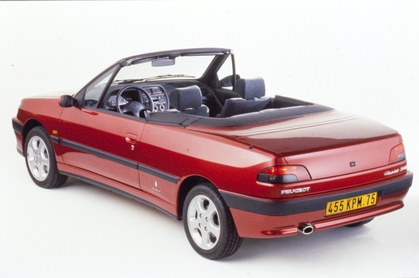 EL PEUGEOT 306 CABRIOLET ES UNO DE LOS DESCAPOTABLES MÁS RECORDADOS DE LOS AÑOS 90