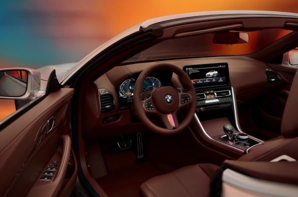 CON SU ESTUDIO DE DISEÑO BMW CONCEPT SKYTOP, EL GRUPO BMW PRESENTA UNA VEZ MÁS UN VEHÍCULO EXCEPCIONALMENTE ELEGANTE Y ÚNICO