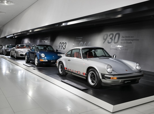 NUEVA EXPOSICIÓN ESPECIAL “MÁS ALLÁ DE LAS PRESTACIONES. 50 AÑOS DE PORSCHE TURBO” NUEVA EXPOSICIÓN ESPECIAL “MÁS ALLÁ DE LAS PRESTACIONES. 50 AÑOS DE PORSCHE TURBO”
