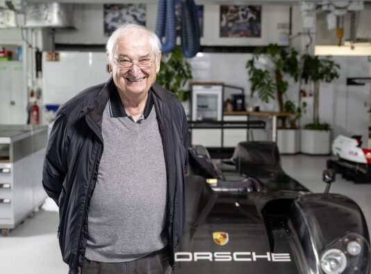 PORSCHE FELICITA A NORBERT SINGER EN SU 85 CUMPLEAÑOS PORSCHE FELICITA A NORBERT SINGER EN SU 85 CUMPLEAÑOS