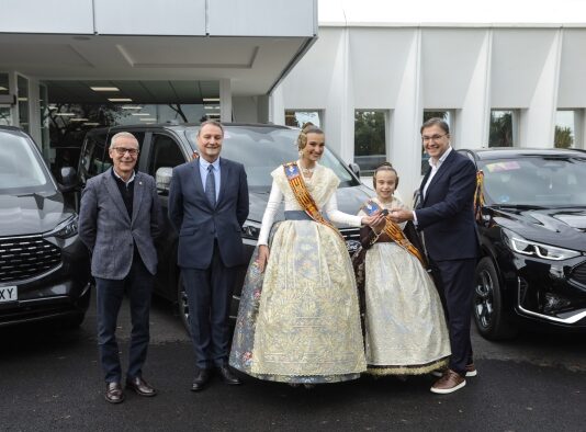 FORD ESPAÑA, PARTNER OFICIAL DE MOVILIDAD DE LAS FALLERAS MAYORES DE VALENCIA De izq. a dcha.: Santiago Ballester, concejal de Fallas; Jesús Alonso, presidente y consejero delegado de Ford España; Berta Peiró, Fallera Mayor de Valencia; Lucía García, Fallera Mayor Infantil de Valencia; y Daniel Ruiz, director de Fabricación de la planta de Ford en Almussafes