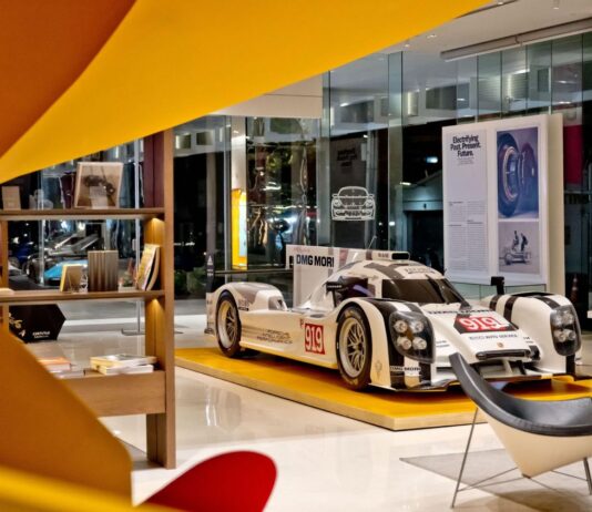 UN VIAJE A TRAVÉS DE LA ELECTROMOVILIDAD: PORSCHE PRESENTA UNA NUEVA EXPOSICIÓN EN CURVISTAN BANGKOK LA NUEVA EXPOSICIÓN DE PORSCHE “ELECTRIFYING PAST. PRESENT. FUTURE” ESTARÁ ABIERTA EN CURVISTAN BANGKOK