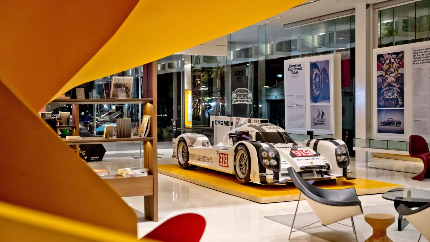 LA NUEVA EXPOSICIÓN DE PORSCHE “ELECTRIFYING PAST. PRESENT. FUTURE” ESTARÁ ABIERTA EN CURVISTAN BANGKOK 