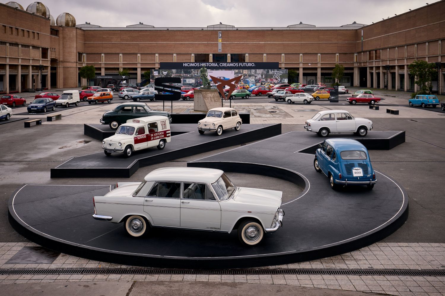 EN EL MARCO DEL SALÓN AUTOMOBILE BARCELONA, SEAT HA QUERIDO RECORDAR EL ANIVERSARIO DE SU FUNDACIÓN EL 9 DE MAYO DE 1950