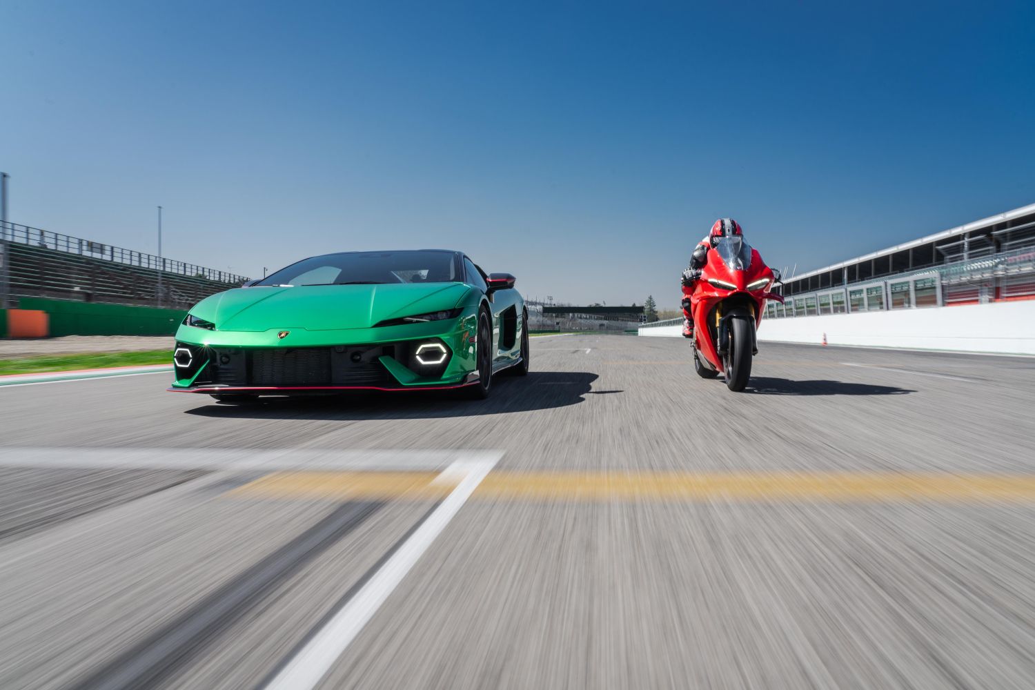 LAMBORGHINI TEMERARIO VS DUCATI PANIGALE V4