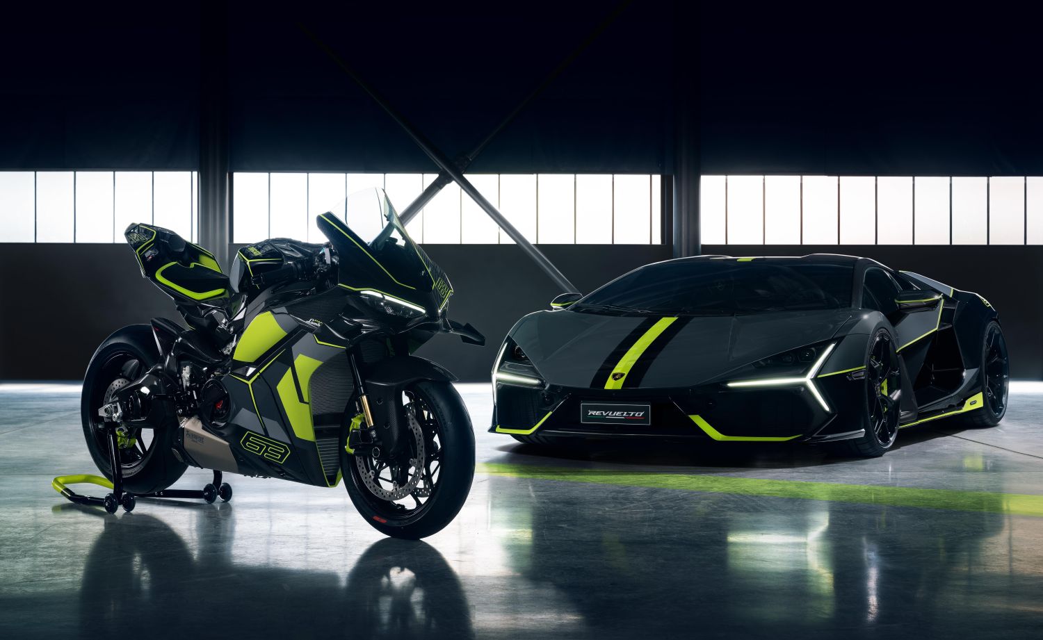 DUCATI PANIGALE V4 Y LAMBORGHINI REVUELTO