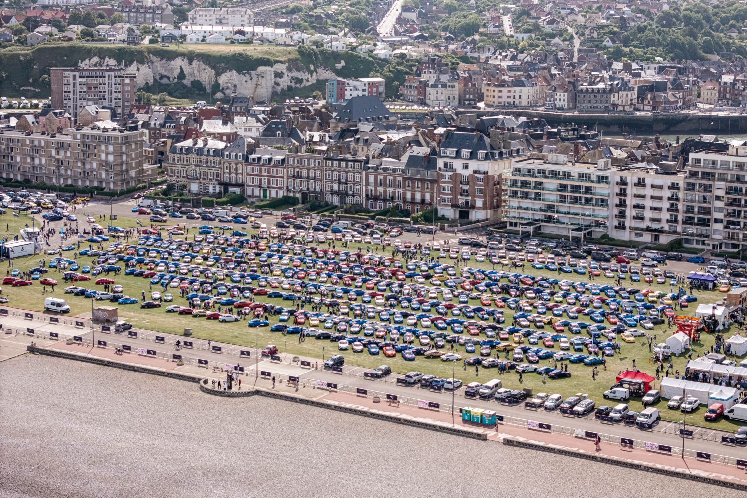 CONCENTRACIÓN HISTÓRICA DE ALPINE EN DIEPPE POR SU 70 ANIVERSARIO