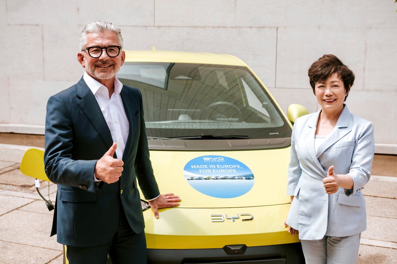 LA VICEPRESIDENTA EJECUTIVA DE BYD, STELLA LI JUNTO AL DIRECTOR GENERAL DE VOESTALPINE, HERBERT EIBENSTEINER