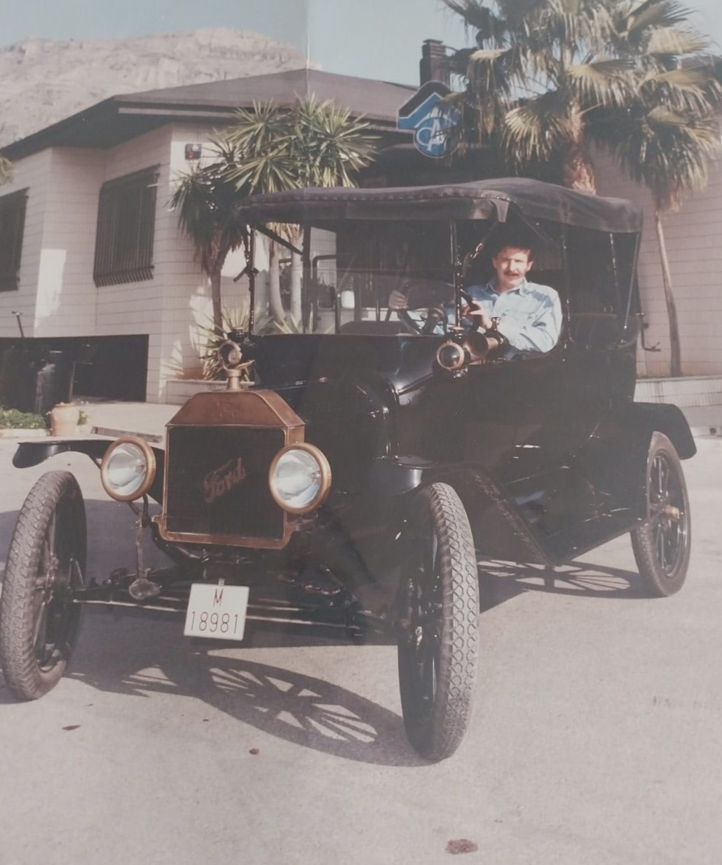 RAFAEL COMPANY MARTÍ “DALLAS” AL VOLANTE DE UN FORD T