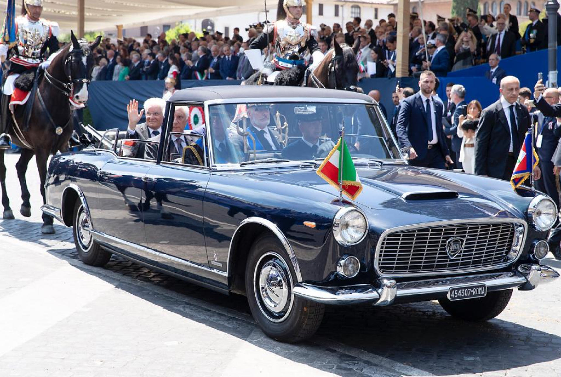 EL PRESIDENTE DE LA REPÚBLICA ITALIANA, SERGIO MATTARELLA, HA ENCABEZADO EL DESFILE DE 2025 PARA CELEBRAR LA FESTA DELLA REPUBBLICA A BORDO DEL HISTÓRICO LANCIA FLAMINIA PRESIDENCIAL