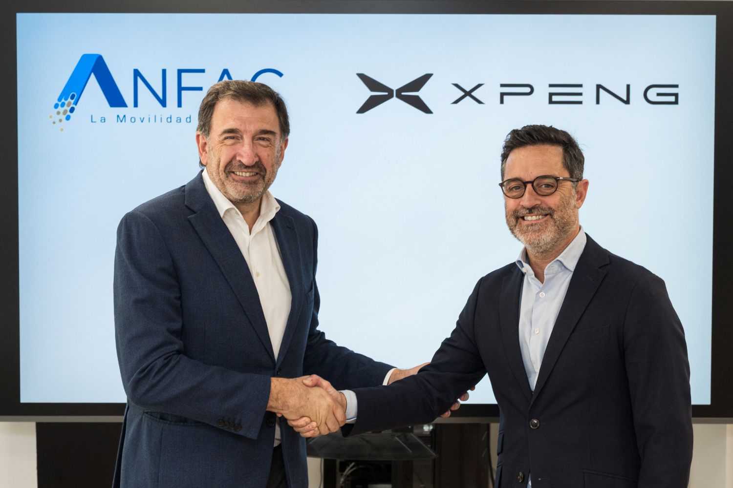 EN LA IMAGEN: JOSÉ LÓPEZ-TAFALL, DIRECTOR GENERAL DE ANFAC, Y IGNACIO ROMÁN, GENERAL MANAGER DE XPENG ESPAÑA