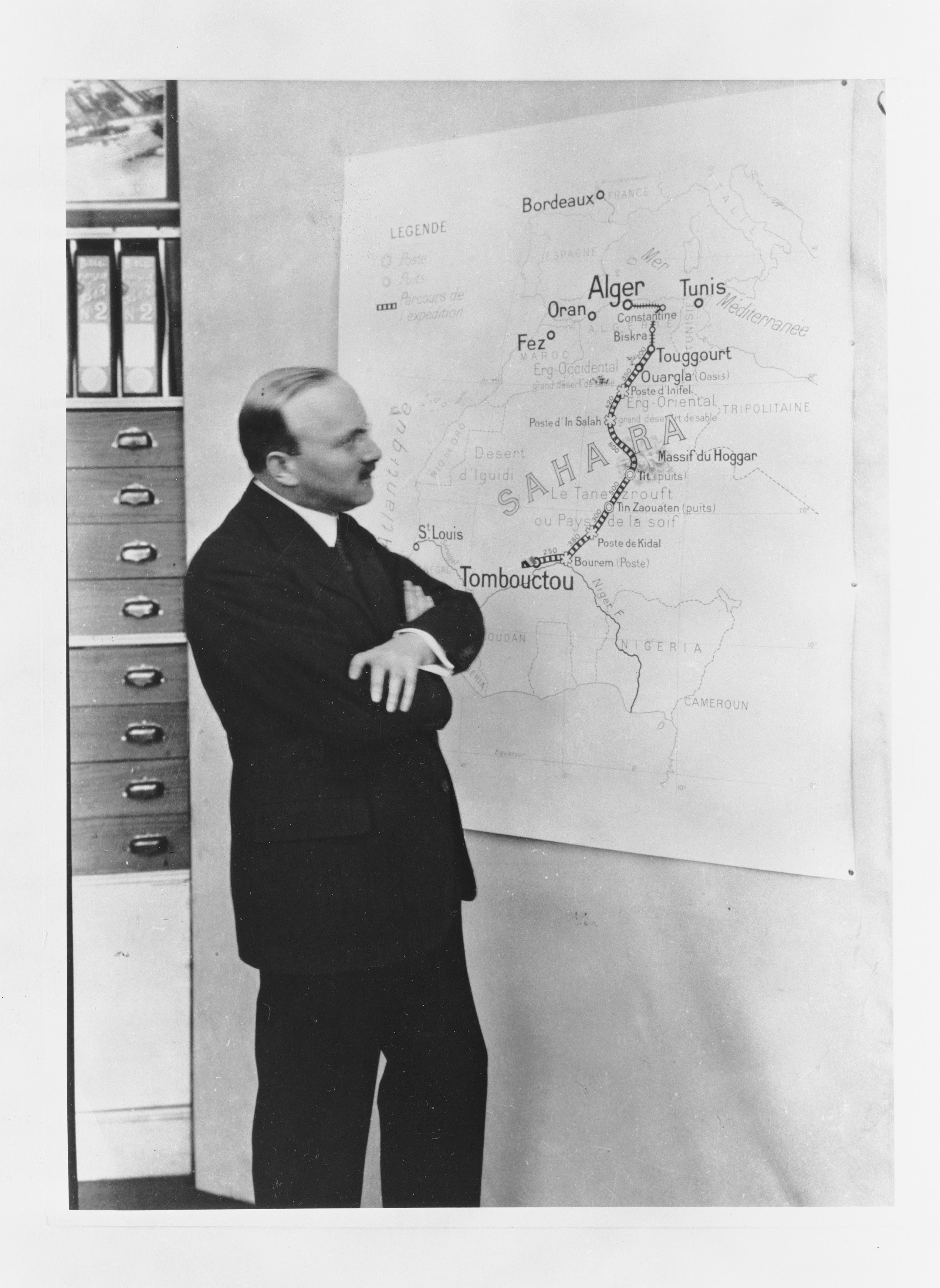 ANDRÉ CITROËN FRENTE AL PLANO DEL RECORRIDO DE LA EXPEDICIÓN “SCARABEE D´OR”