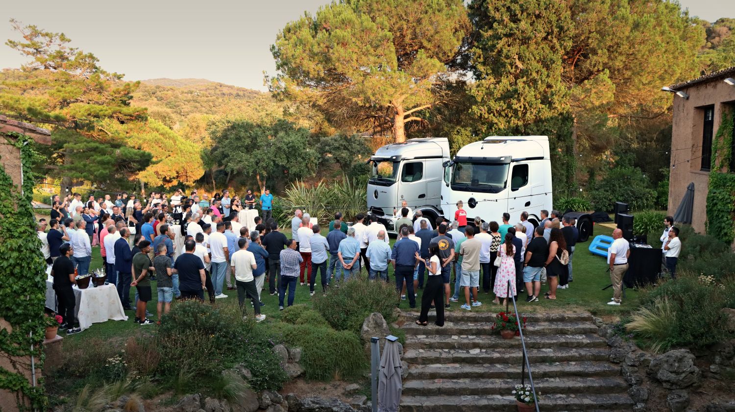 QUADIS AUTOLICA INDUSTRIALES PRESENTA EN EXCLUSIVA LOS NUEVOS eACTROS 600 Y ACTROS L CON PROCABIN